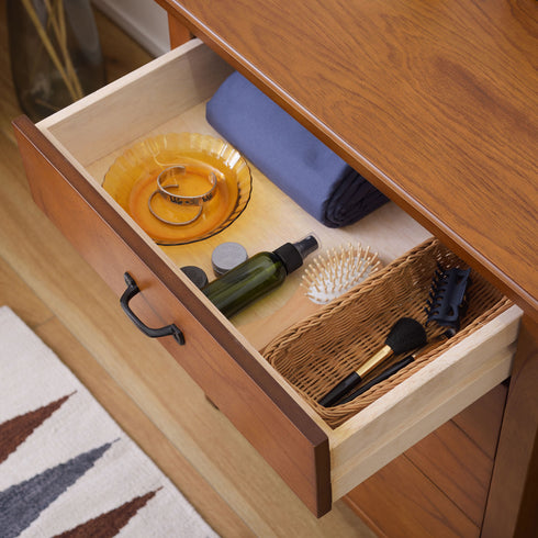 【浅型引き出しは、小物の整理に最適】
アクセサリーやケア用品など、こまごまとしたアイテムをひとまとめにできる浅型設計が、日々の暮らしを快適にサポートします。