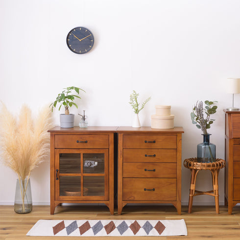 【ナチュラルスタイルで毎日に癒しを】
天然素材の家具と植物が調和する空間は、視覚的にも触感的にも心をほぐし、穏やかであたたかみのある暮らしを演出してくれます。