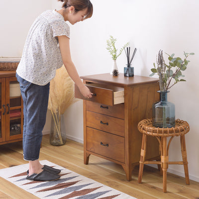 【引き出しの開閉もスムーズ】
上段は浅型で小物を取り出しやすく、下段は深型でブランケットや書類もたっぷり収納できる設計が、暮らしの中で頼れる存在になります。