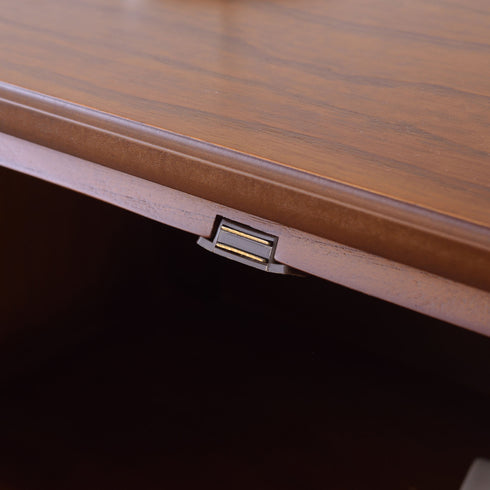 【確かな安心感を支える】
天板の開閉部分にはしっかりとしたストッパー金具を採用し、不意の開閉を防いでくれる安心設計です。