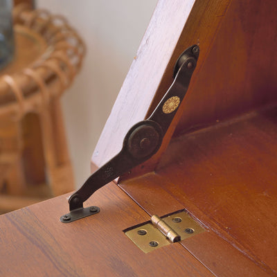 【細部まで丁寧な意匠】
金属製のサポートバーにはアンティーク調の装飾が施され、機能性とともに美しさも感じられるこだわりの仕上がりです。