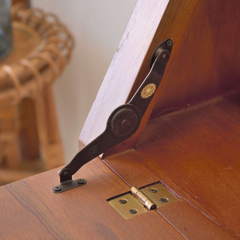 【細部まで丁寧な意匠】
金属製のサポートバーにはアンティーク調の装飾が施され、機能性とともに美しさも感じられるこだわりの仕上がりです。