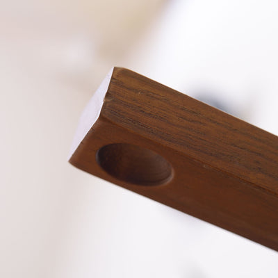 【機能性を考えた工夫】
デスクの天板を支える補強バーは指が掛けやすい設計で、使いやすさとスムーズな動作性を両立しています。