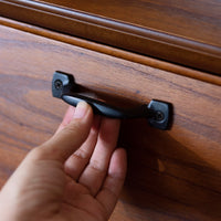 【指先になじむ滑らかさ】手にしっくりなじむアイアン取っ手は、毎日使ってもストレスがなく、スムーズな開け閉めを実現します。