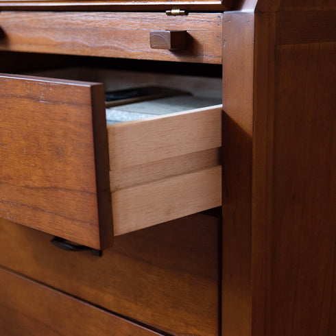 【見えない部分も丁寧に】
引き出し内部には白木を用い、木目のコントラストが美しいだけでなく、収納物を見やすく取り出しやすい実用性も備えています。