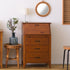 【温もりある存在感】
天然木の美しい木目とアイアン取っ手のコントラストが、空間に温かみと引き締まった印象を与えてくれる、上品で落ち着いた佇まいのライティングチェストです。