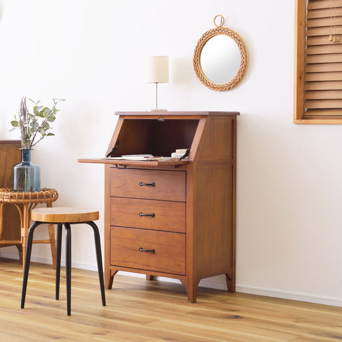 【簡易デスクにも最適】
前扉を開けば、コンパクトながらも使いやすいライティングスペースに早変わり、ちょっとした作業や書き物に最適です。