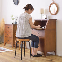 【サイズ図:暮らしに寄り添うサイズ感】W600×D400×H920mmの使いやすいサイズで、省スペースでもしっかりと作業環境が整い、毎日の暮らしに自然に馴染みます。
