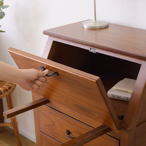 【簡単に広がる作業スペース】
アイアン取っ手を引いて前扉を開くだけで、いつでもすぐに使えるデスクが完成し、来客時にも重宝します。