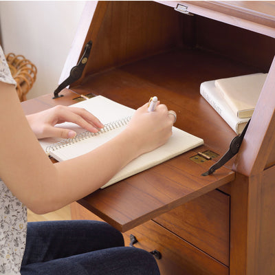 【書き心地の良い天然木】
無垢材の優しい手触りと安定感ある天板で、文字を書く手も自然と進み、毎日の記録が楽しみになります。