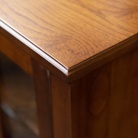 【細部まで丁寧な仕上がり】
天板の角は丸く滑らかに仕上げられており、見た目の美しさだけでなく、小さなお子様がいるご家庭でも安心な優しい設計です。