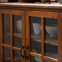 【中身を程よく隠すガラス】
どこか懐かしさを感じるガラス扉は、中に入れた食器や雑貨の輪郭を柔らかく映し出し、生活感を上品に隠してくれます。