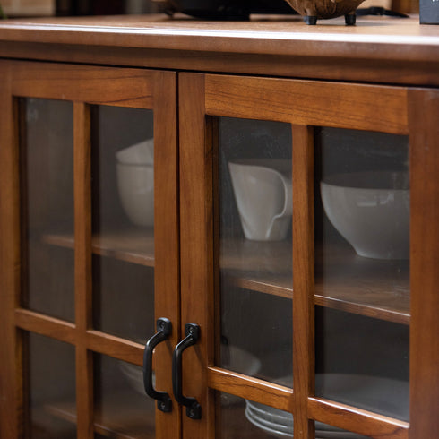 【中身を程よく隠すガラス】
どこか懐かしさを感じるガラス扉は、中に入れた食器や雑貨の輪郭を柔らかく映し出し、生活感を上品に隠してくれます。