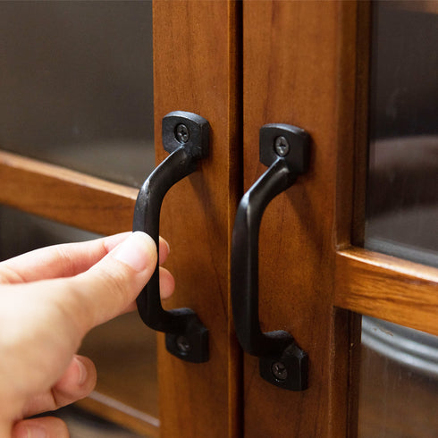 【こだわりは、取っ手の質感】
温かみのある天然木に映えるブラックアイアンの取っ手は、その無骨な質感がデザインを引き締め、開け閉めのたびに愛着が湧きます。