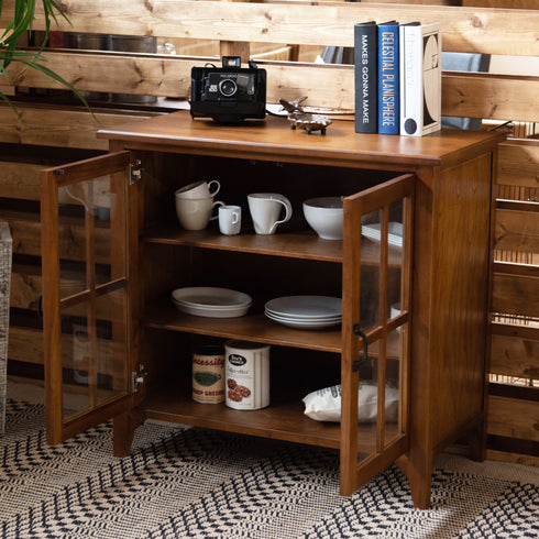 【お気に入りを飾る食器棚に】
3mm厚の強化ガラス越しに見えるお気に入りのコレクションは、まるでカフェのディスプレイのようにキッチンを彩ります。