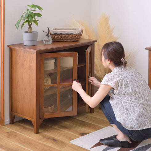 【毎日の暮らしに寄り添う家具】
リビングやダイニングで、さっと取り出したいものを入れておけば、天然木の温もりがあなたの毎日を豊かに彩ってくれるでしょう。