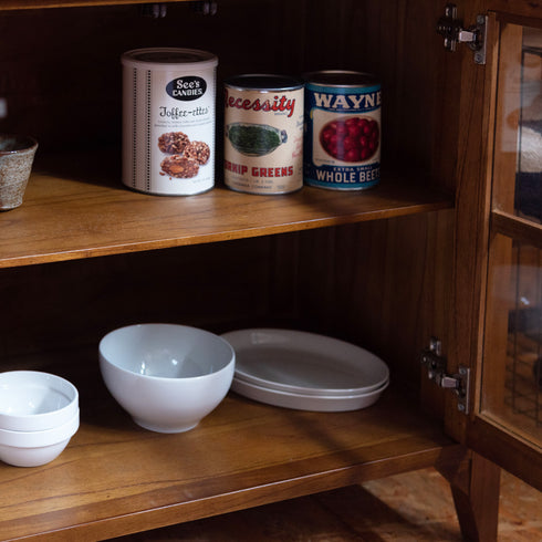 【たっぷり入る、頼れる収納力】
固定棚の付いた下段スペースは、食器類はもちろん、ストック食材や本などを収納するのにも十分な広さがあり、あなたの暮らしをすっきりと整えます。