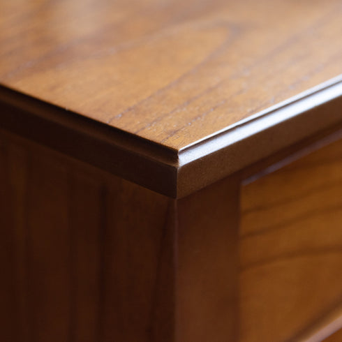 【細部に宿る、職人のこだわり】
丁寧に仕上げられた角のあしらいなど、細部にまでこだわりが光るデザインは、お部屋に上質な印象を与え、長く愛用できる確かな品質を感じさせます。