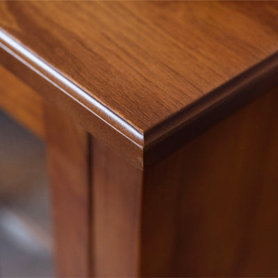 【細部まで宿るこだわり】
天板の角に施された丁寧な面取り加工が、重厚感のあるデザインの中にやわらかな印象を加え、上質な仕上がりを物語っています。