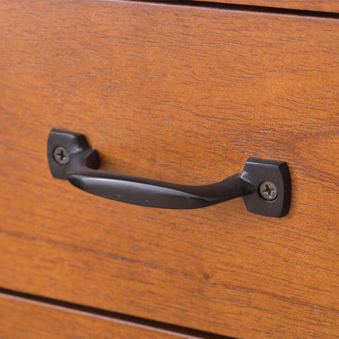 【引き締めるアイアンの無骨さ】
粉体塗装を施したブラックアイアンの取っ手は、デザインのアクセントになるだけでなく、毎日の開け閉めに耐える丈夫さも兼ね備えています。