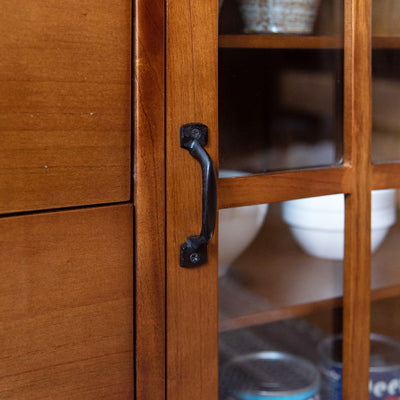 【ガラス扉のアクセント】
どこか懐かしさを感じる格子状のガラス扉に、マットな質感のアイアンハンドルが加わることで、甘すぎない絶妙なバランスが生まれます。