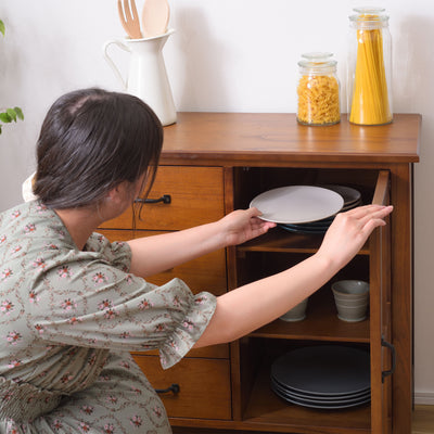 【お皿も仕舞える大容量】
お気に入りの食器を、美しく、そして使いやすく収納できるこのキャビネットは、あなたのキッチン時間をより豊かに演出します。