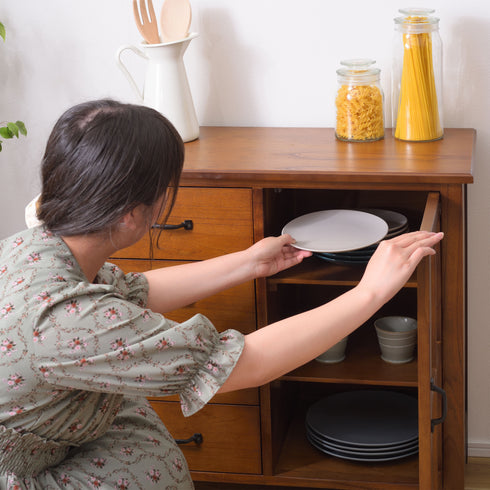 【お皿も仕舞える大容量】
お気に入りの食器を、美しく、そして使いやすく収納できるこのキャビネットは、あなたのキッチン時間をより豊かに演出します。