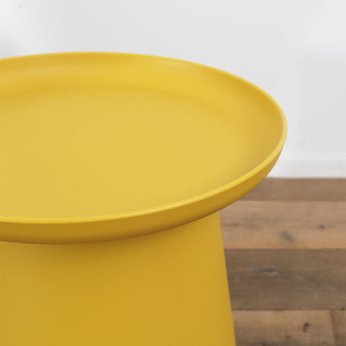 【縁付き天板で安心設計】
丸みのある縁付き天板が小物の落下を防ぎ、実用性とデザイン性のバランスが取れたテーブルは毎日の暮らしに優しく寄り添います。