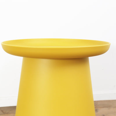 【やわらかなフォルムが魅力】
見る角度によって印象を変える美しいシルエットが空間に個性を与え、樹脂ならではのなめらかな質感が触れるたびに心地よさを感じさせてくれます。