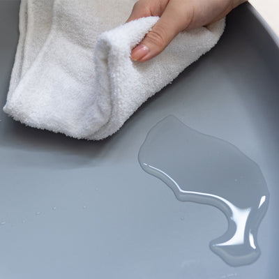 【汚れてもサッとひと拭き】
水や汚れに強い素材で、お手入れが簡単なロンドラウンドテーブルは、いつでも清潔に保てる頼れる存在です。