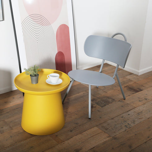 【くつろぎ時間を支える存在】
軽やかな質感と移動のしやすさが魅力のロンドラウンドテーブルは、読書やティータイムなど日常のひとときを心地よくサポートします。