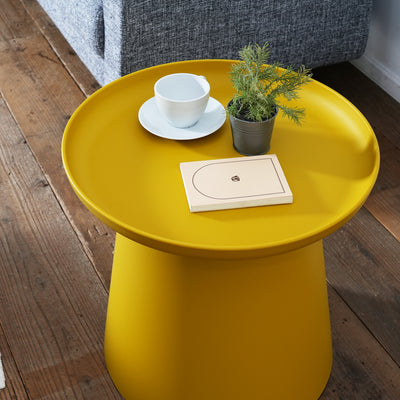 【機能美と実用性を両立】
水や汚れに強い樹脂製だから、観葉植物やカップを置いても気兼ねなく使え、お手入れも簡単なので気軽に取り入れられます。