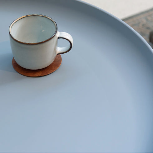 【飲み物をこぼしても安心なフチ】
少し深さのあるトレイ状の天板は、置いたものが転がり落ちにくく、万が一飲み物をこぼしてしまってもサッと拭くだけで安心なデザインです。