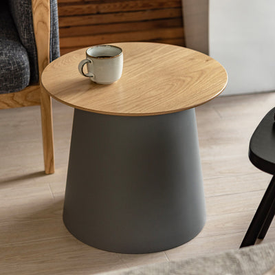 異素材の組み合わせが特徴的なラウンドテーブルのSタイプです。