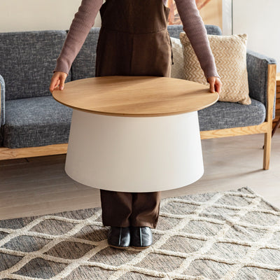 【女性でも軽々、運べるテーブル】
重さ約6.5kgという驚きの軽さで、女性一人でも気軽に持ち運べるから、リビングから寝室へ、気分に合わせて好きな場所で使えます。