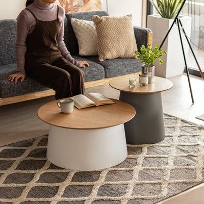 【ソファと合わせて、理想のリビング】
ソファの前に置けば、飲み物や本を置くのにちょうどいい高さで、大小二つを組み合わせることで、使い方の幅も見た目のおしゃれさも格段にアップします。