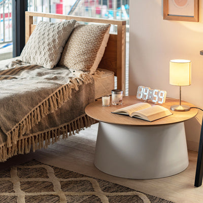 【一日の始まりと終わりを共に】
ベッドサイドに置けば、そこはあなただけの特別な空間になり、柔らかな木の質感が、一日の始まりと終わりのリラックスタイムを優しく包み込みます。