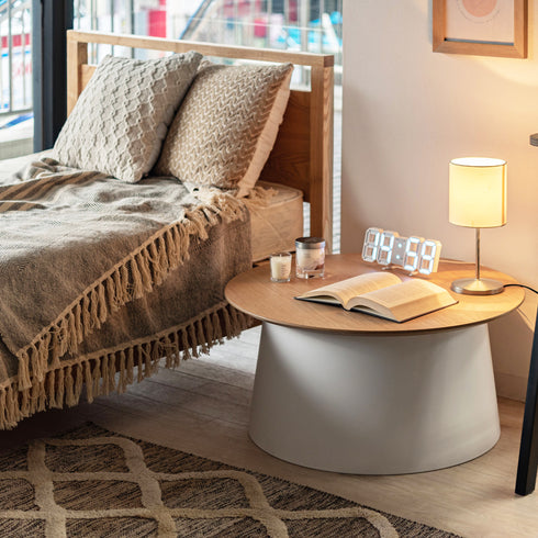 【一日の始まりと終わりを共に】
ベッドサイドに置けば、そこはあなただけの特別な空間になり、柔らかな木の質感が、一日の始まりと終わりのリラックスタイムを優しく包み込みます。