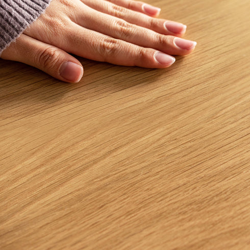 【心安らぐ、なめらかな手触り】
思わずそっと触れたくなる、天然木ならではの滑らかな手触りが、日々の暮らしの中に、心安らぐ穏やかな時間をもたらしてくれます。