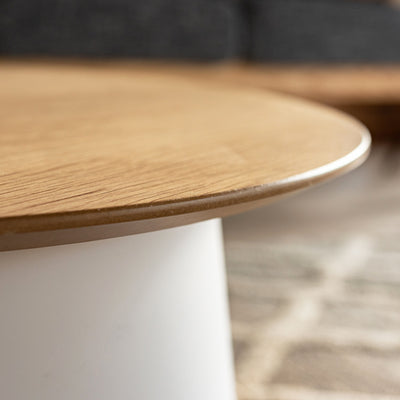 【ふれたくなる、天然木の天板】
美しい木目が特徴のオーク材の天板は、ウレタン塗装で仕上げているため、木の温もりを感じながらも、お手入れが簡単なのが嬉しいポイントです。