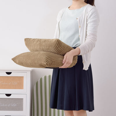 【驚くほど軽い、約2kg】
女性でも片手で軽々と持ち運べる軽量設計なので、お掃除のときや、気分に合わせて使いたい場所へ気軽に移動できます。