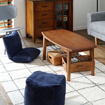 【ローテーブルと、最高の相性】
日本の暮らしに馴染む絶妙なサイズ感はローテーブルとの相性も抜群で、食事や作業、趣味の時間まで快適にサポートします。