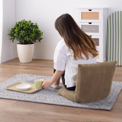 【暮らしに馴染む、優しい時間】
お部屋にそっと寄り添うようなコンパクトなサイズ感と、もちもちのクッションが日々の暮らしに優しい時間をもたらします。