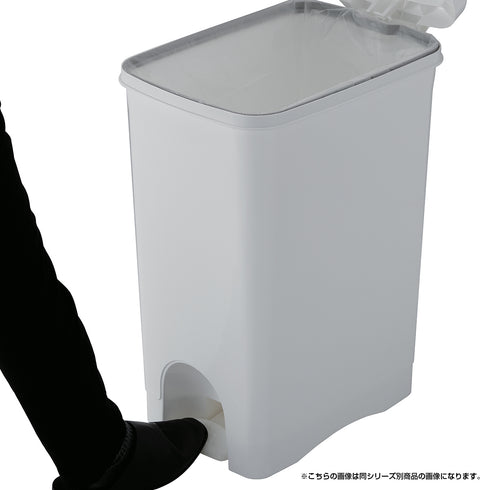 ペダルを踏んで蓋をあけると適度な角度で蓋が止まり、足を離すことで自動で閉まるのはもちろんのこと、足を使わずに手で蓋をあけると約110度まで蓋が開き、そのまま蓋が固定されるため、ゴミ袋を付け替えるときにとても便利です。
