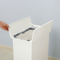 【簡単なゴミ袋セット】フタを開けて袋止めにセットするだけ。手間なく衛生的にゴミ袋を交換できます。