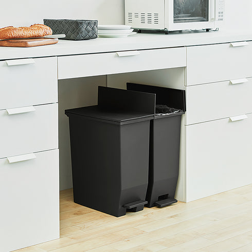 手を使わずに簡単にフタが左右開閉できる、フットペダル式ダストボックス「ソロウシリーズ」の35Lタイプです。