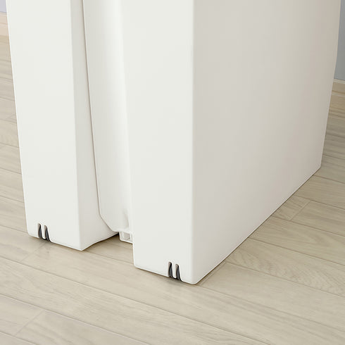 【お掃除も楽々、隠れキャスター】
後ろにキャスターが付いているので、お掃除の時も片手でスッと動かせて、ゴミで重たくなった本体を持ち上げるストレスから解放されます。