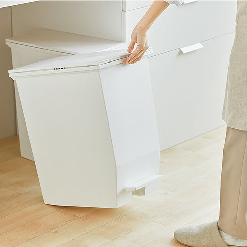 【軽い力で動く、毎日の味方】
本体を少し傾けるだけでキャスターが機能し、お掃除の際もわざわざ持ち上げることなく、片手で楽に移動させられます。