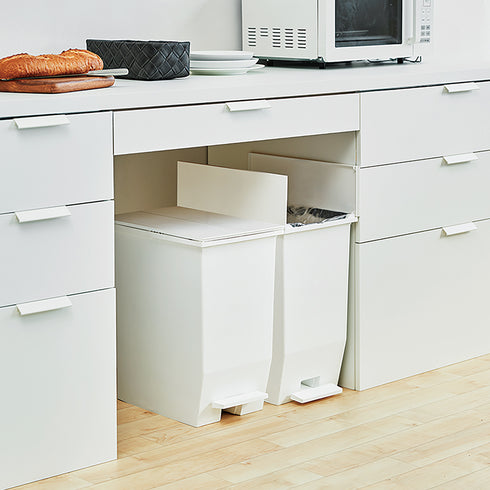 【並べてすっきり、分別上手に】
直線的でシンプルなデザインは、複数並べても圧迫感がなく、かさばるペットボトルや缶などの分別用としてキッチンを美しく整えます。