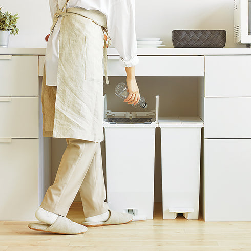 【両手が塞がっても、足元で解決】
お料理中など両手がふさがっていても、ペダルを踏むだけでゴミが捨てられ、45Lの大容量でペットボトルなどかさばるゴミもたっぷり収まります。